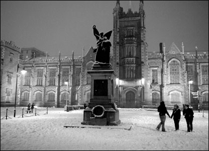 _44335098_snowandstatue416.jpg